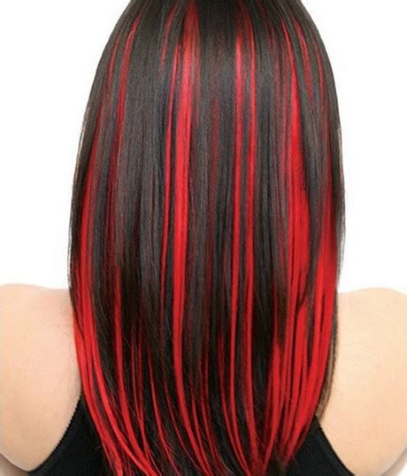 capelli neri con ciocche rosse davanti